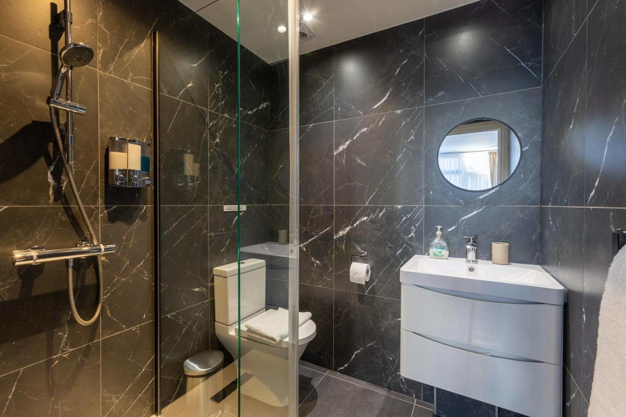 ホテル Katolondonhaus ミッチャム エクステリア 写真