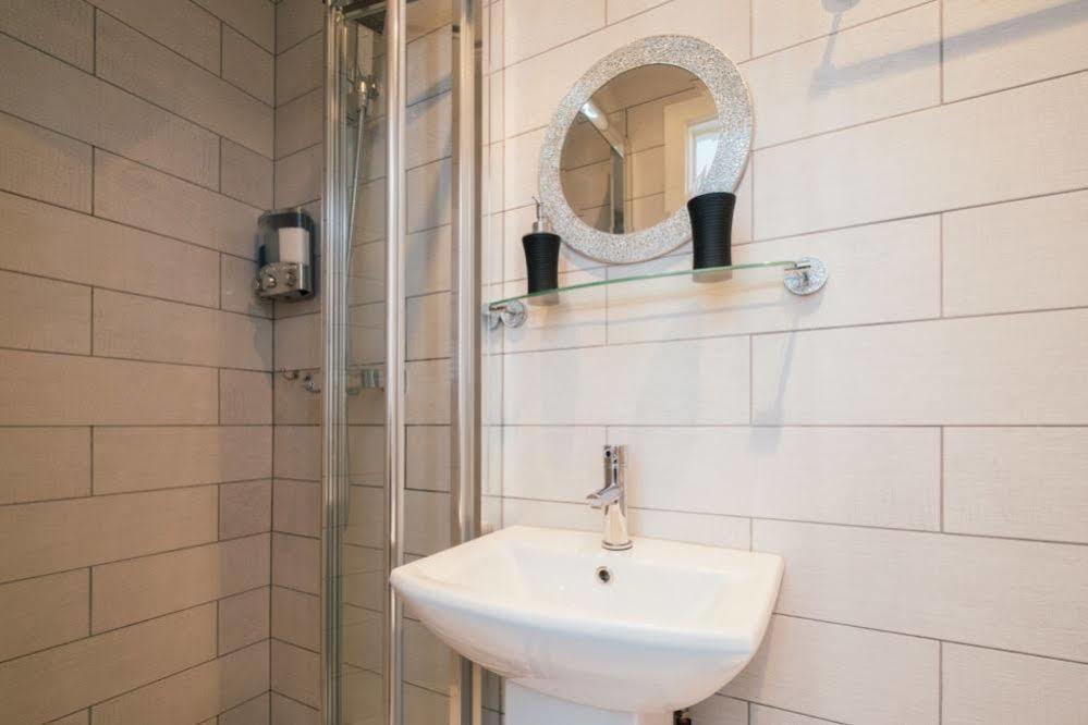 ホテル Katolondonhaus ミッチャム エクステリア 写真